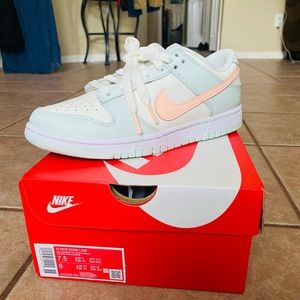 Nike Dunk Low Barely Green